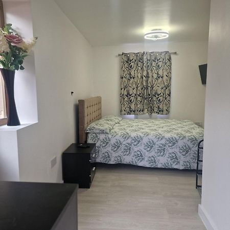 Studio Flat On Straight Road, Harold Hill, Havering Εξωτερικό φωτογραφία