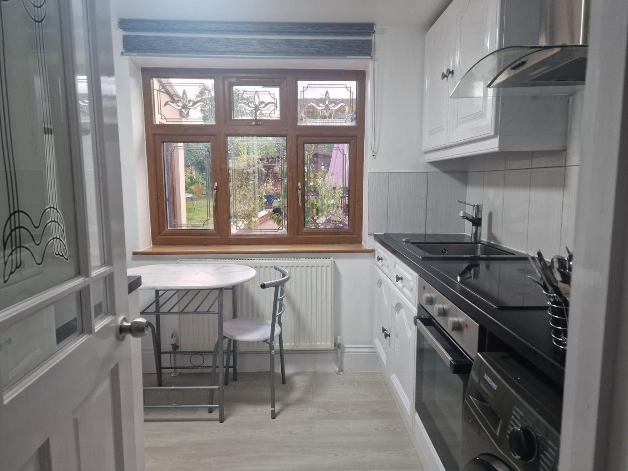 Studio Flat On Straight Road, Harold Hill, Havering Εξωτερικό φωτογραφία